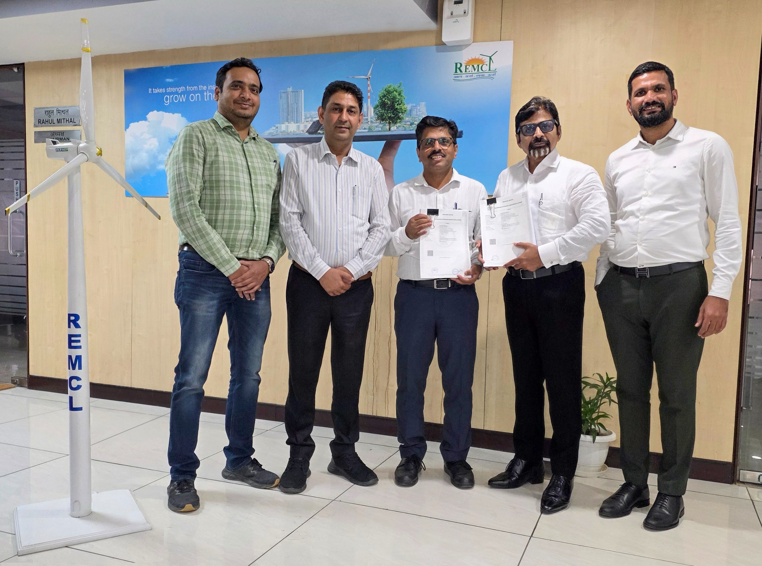 Mr Rizwan Jamali – GGM, REMCL exchanging agreement with Mr Praveen Kakulte – CEO, POWERCON